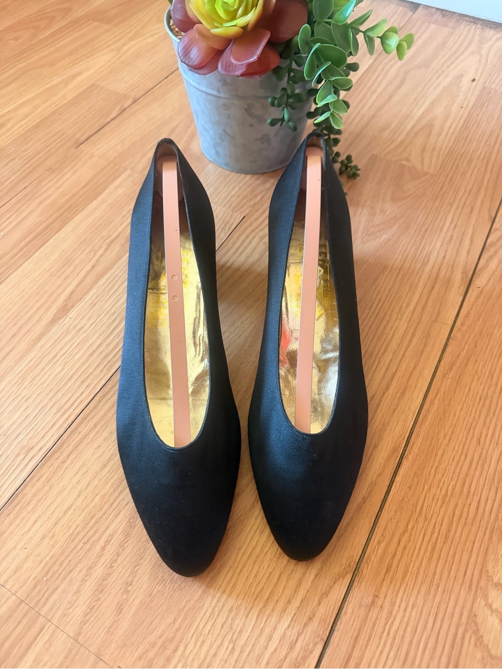 Salvatore Ferragamo Black Satin Pumps Shoes DE7288 Sz Women’s 8.5AA Slender Foot